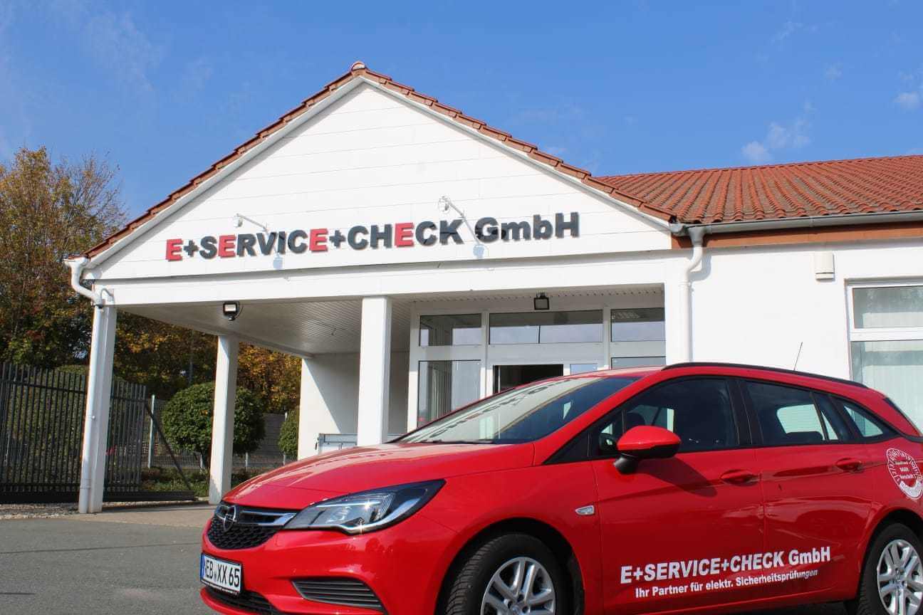 Prüfung von Technik im Unternehmen Service Check